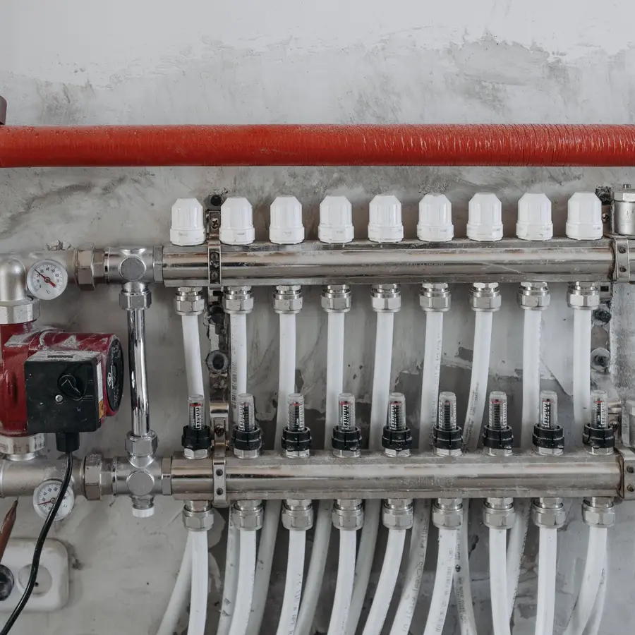 Underfloor heating manifold with pump and valves